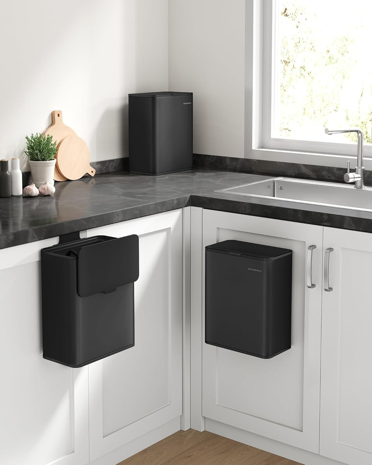 SONGMICS 8L Hanging Kitchen Trash Bin with Lid for Food Waste in Ink Black NEW