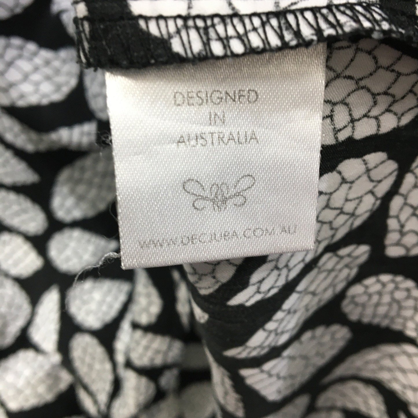 Decjuba Leaf Print T-Shirt Women Black and White Size 14