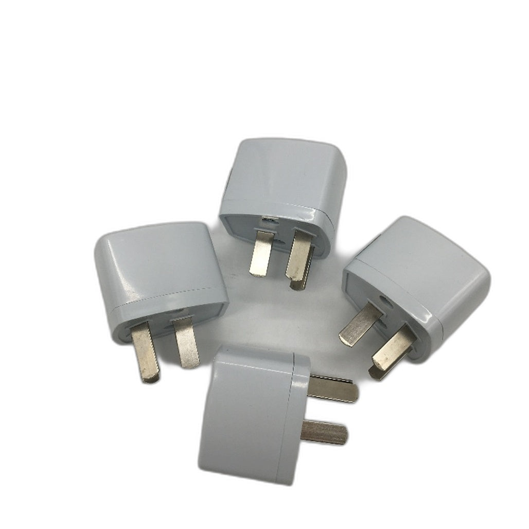 Set of 4 Universal White Travel Adapters Europe to Us Plag NEW