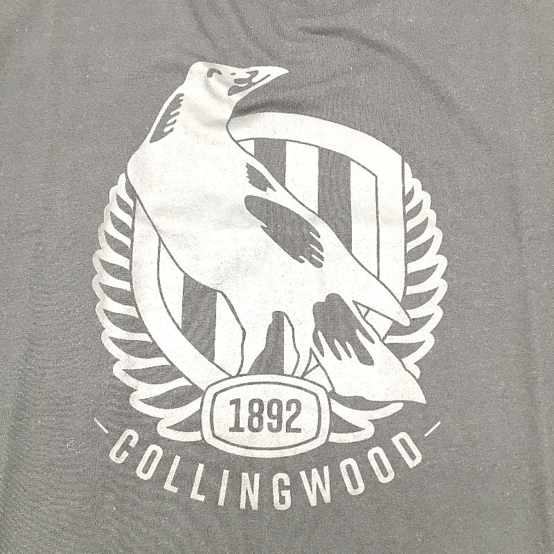 AFL Collingwood Magpie Logo Black Stealth Tee Shirt Mens Size Medium NEW