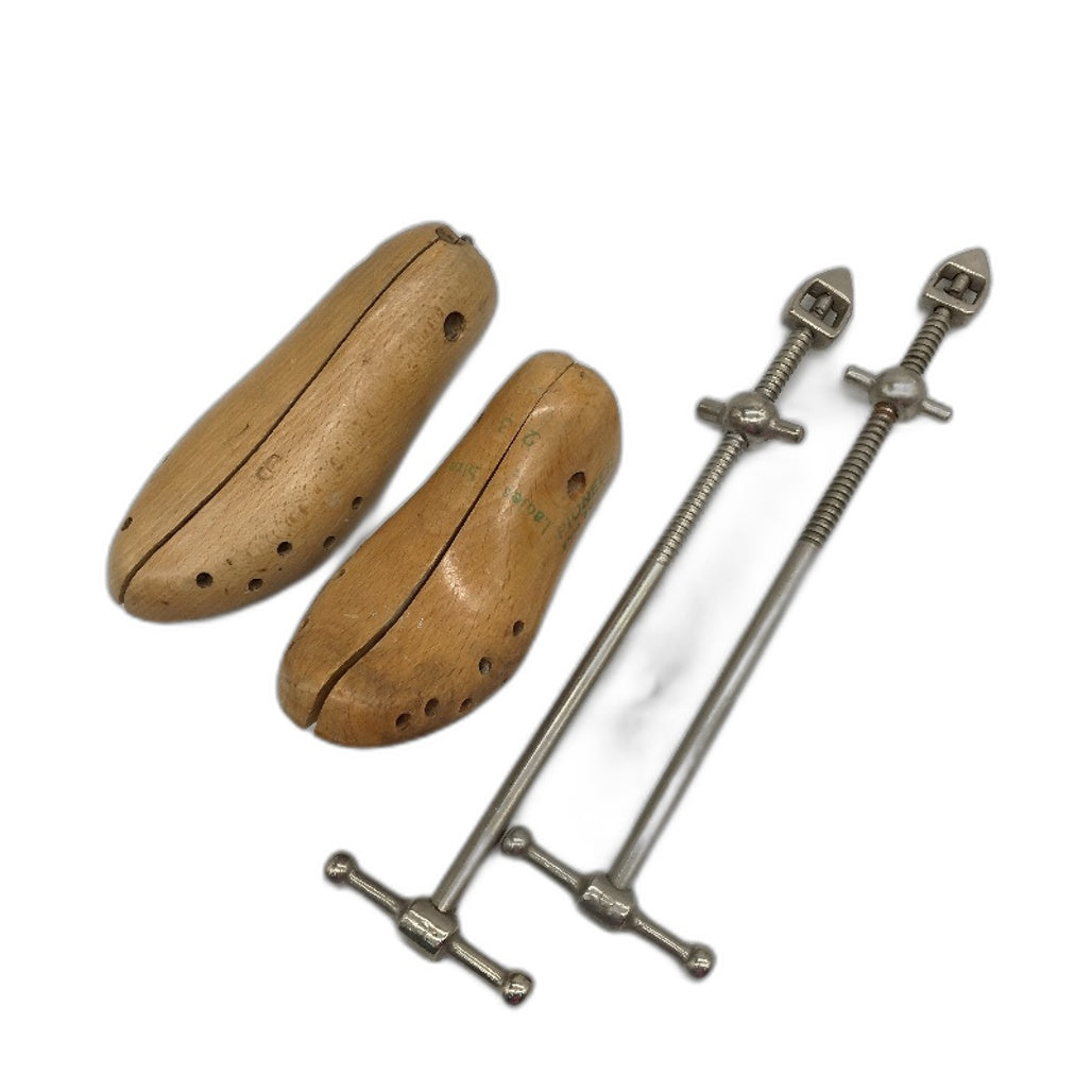 VINTAGE 2 Piece Timber With Metal Winder Ladies Sizes Shoe Stretchers