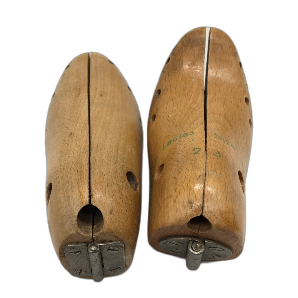 VINTAGE 2 Piece Timber With Metal Winder Ladies Sizes Shoe Stretchers