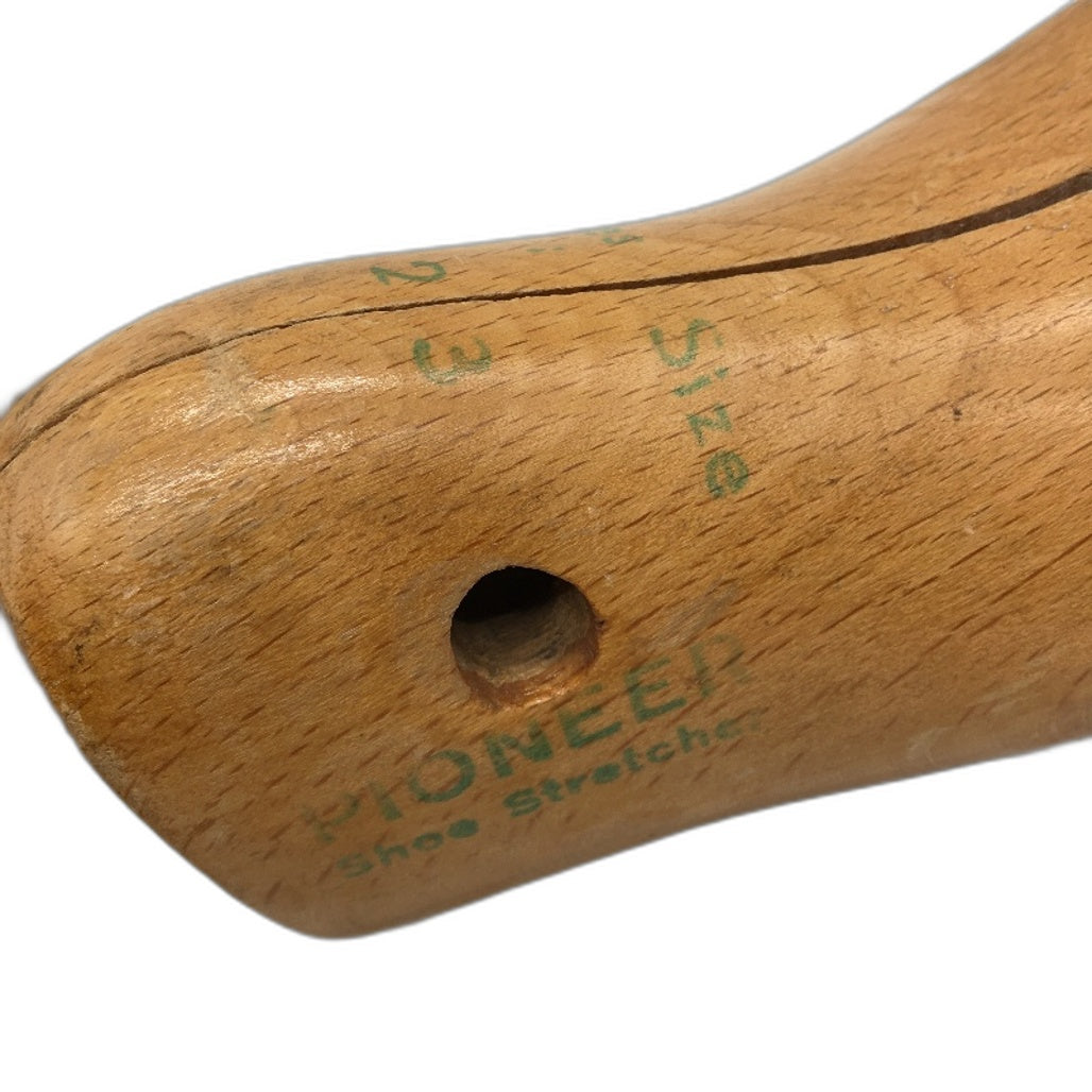 VINTAGE 2 Piece Timber With Metal Winder Ladies Sizes Shoe Stretchers