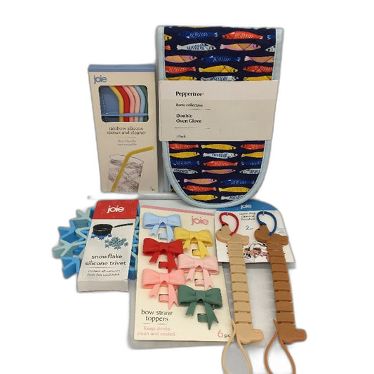 Cute 5PC Kitchen Bundle Trivet Oven Gloves Silicone Straw & Cleaning Brushes NEW