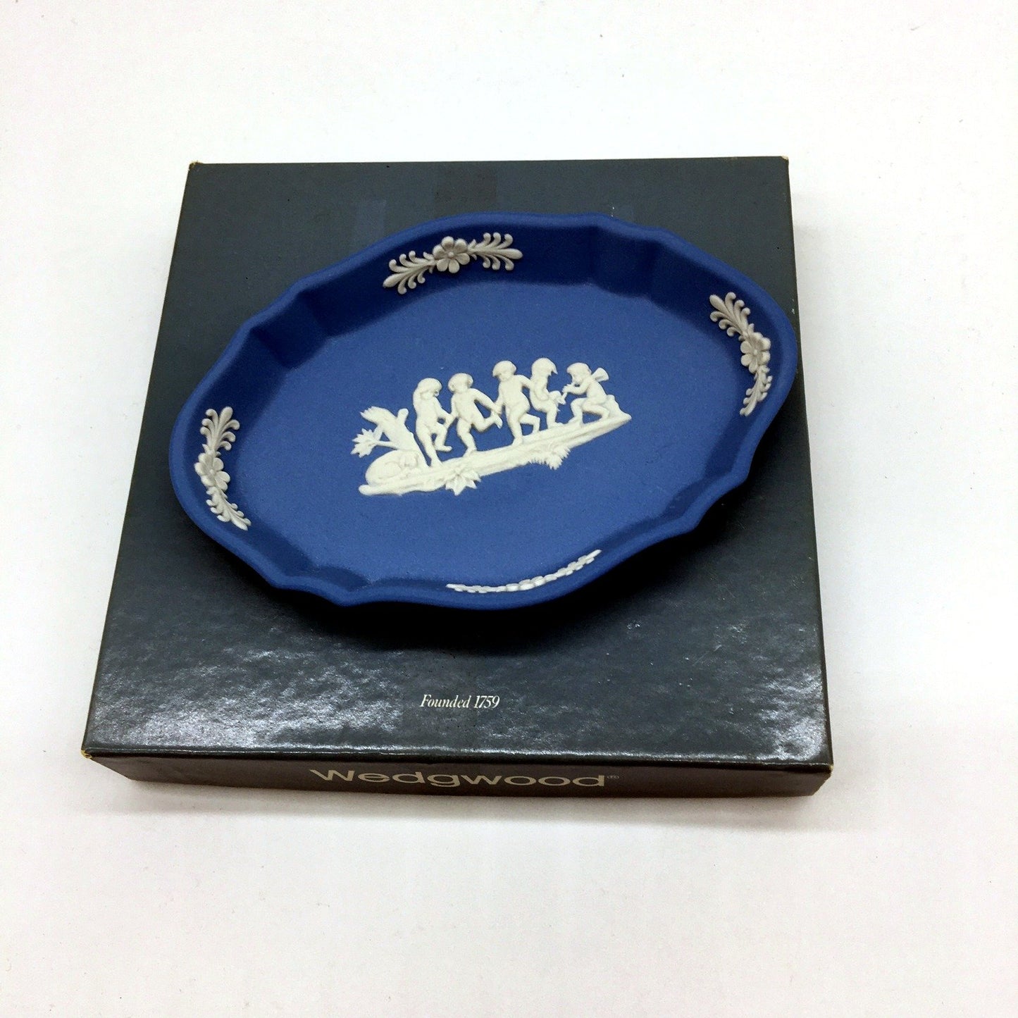 VINTAGE Wedgwood Light Blue Decorative Ceramic Plate Silhouette Design In Box