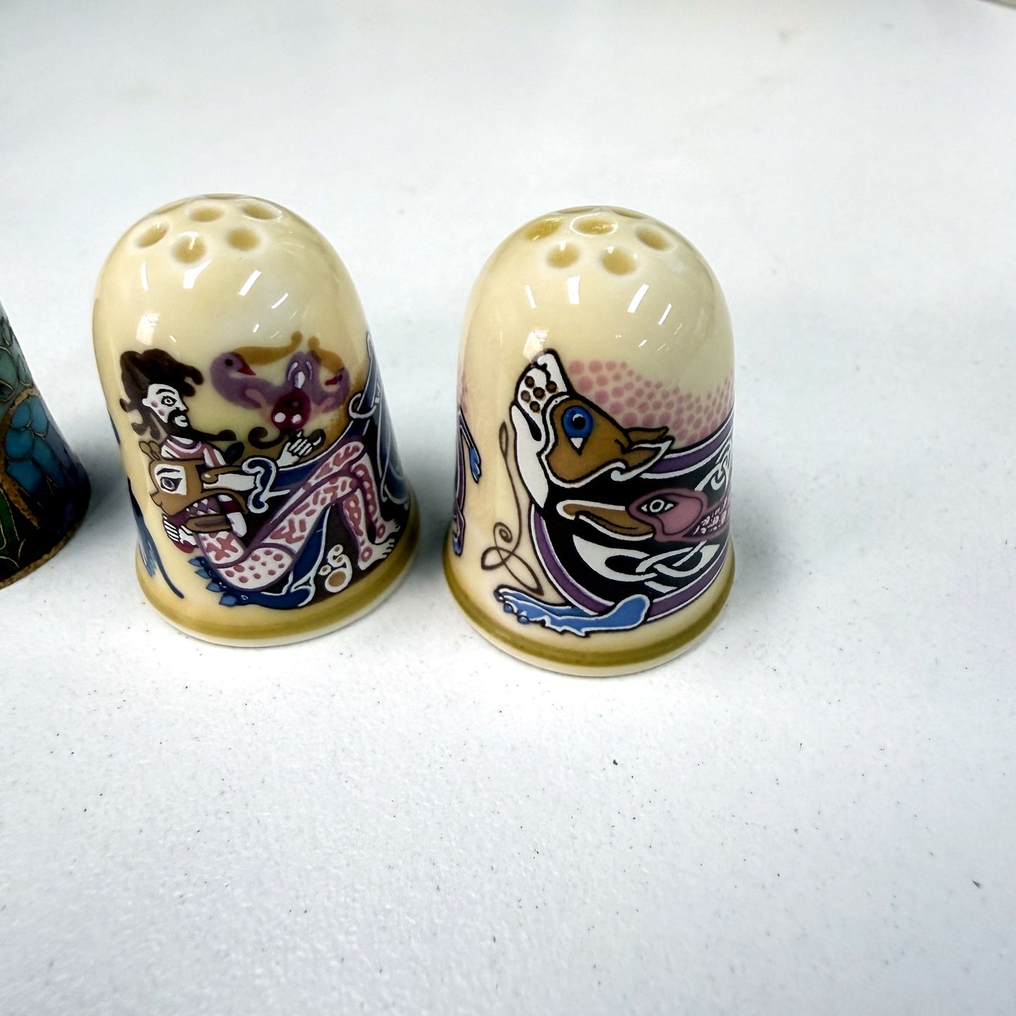Wedgwood & Assorted Bone China Thimble 6 Piece Collectible Decorative Floral