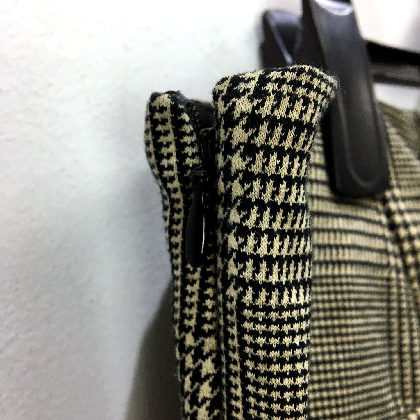 H&M Womens Plaid Trousers Plaid Houndstooth Trousers in Black and Beige, Size 8