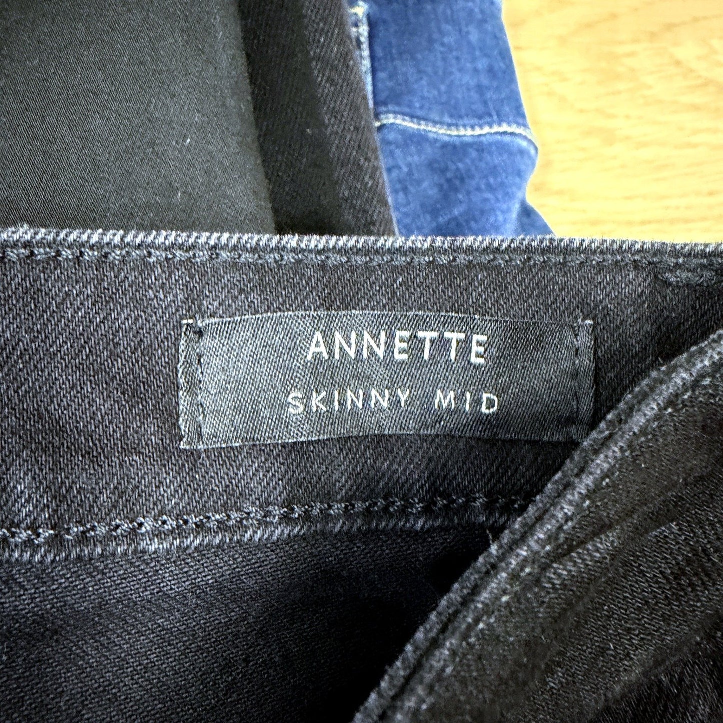Guess Womens Skinny Mid Rise Black Jeans Size 28 NEW