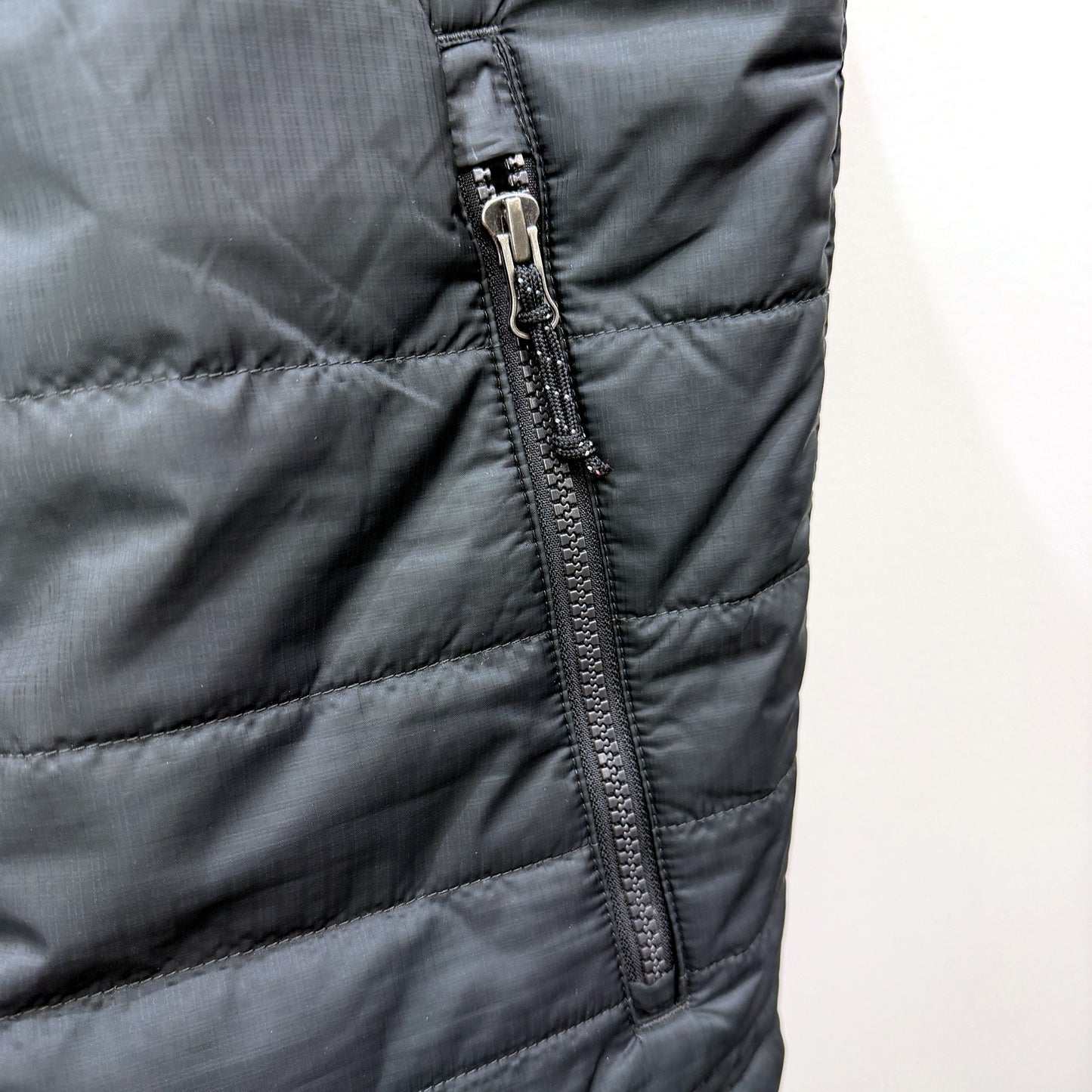 Columbia Mens Insulated Puffer Vest for Outdoor Warmth in Black, Size S