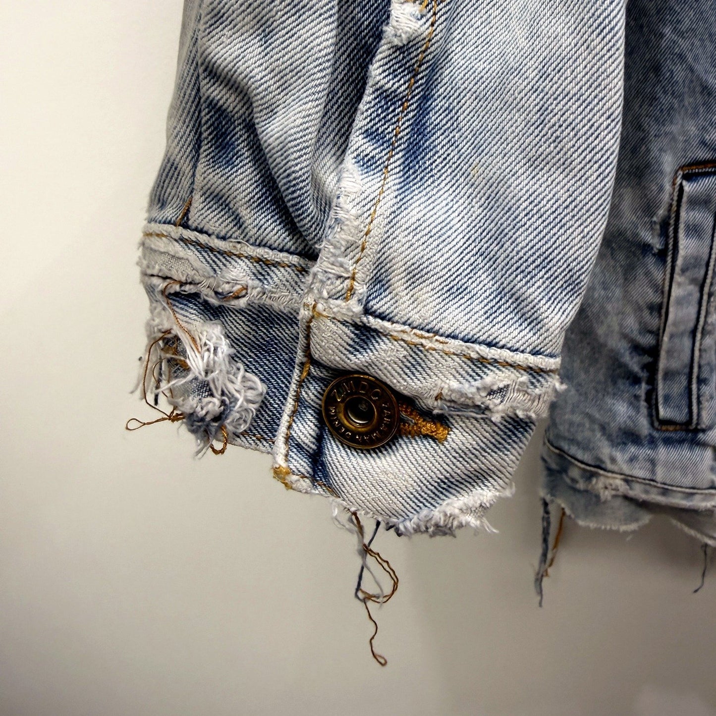 Zara Mens Distressed Blue Denim Jacket - Vintage 1975 Style Goods Size M