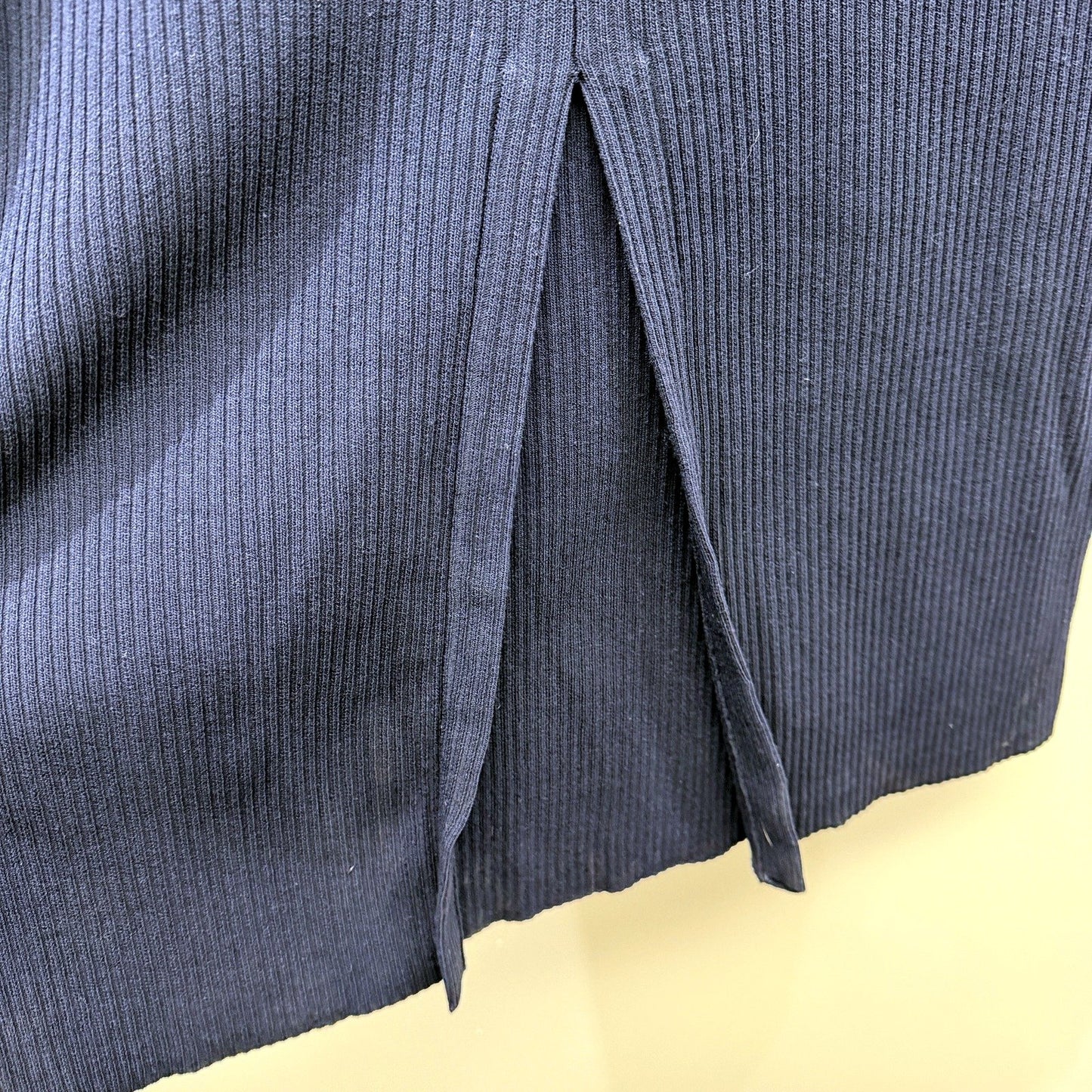 Decjuba Womens Midi Ribbed Knit Skirt in Navy Blue, Size M