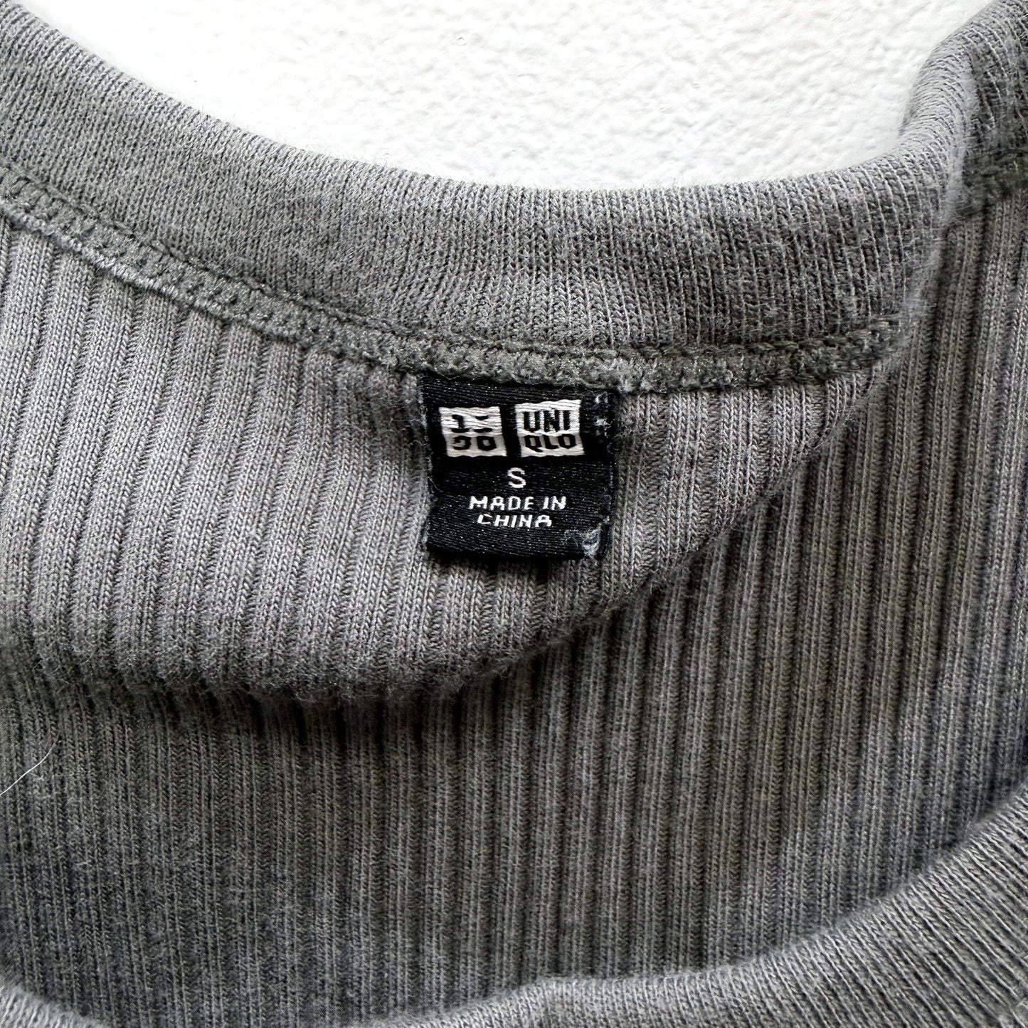 Uniqlo Womens Ribbed Tank Top in Gray, Soft Stretchy Knit, Size Small