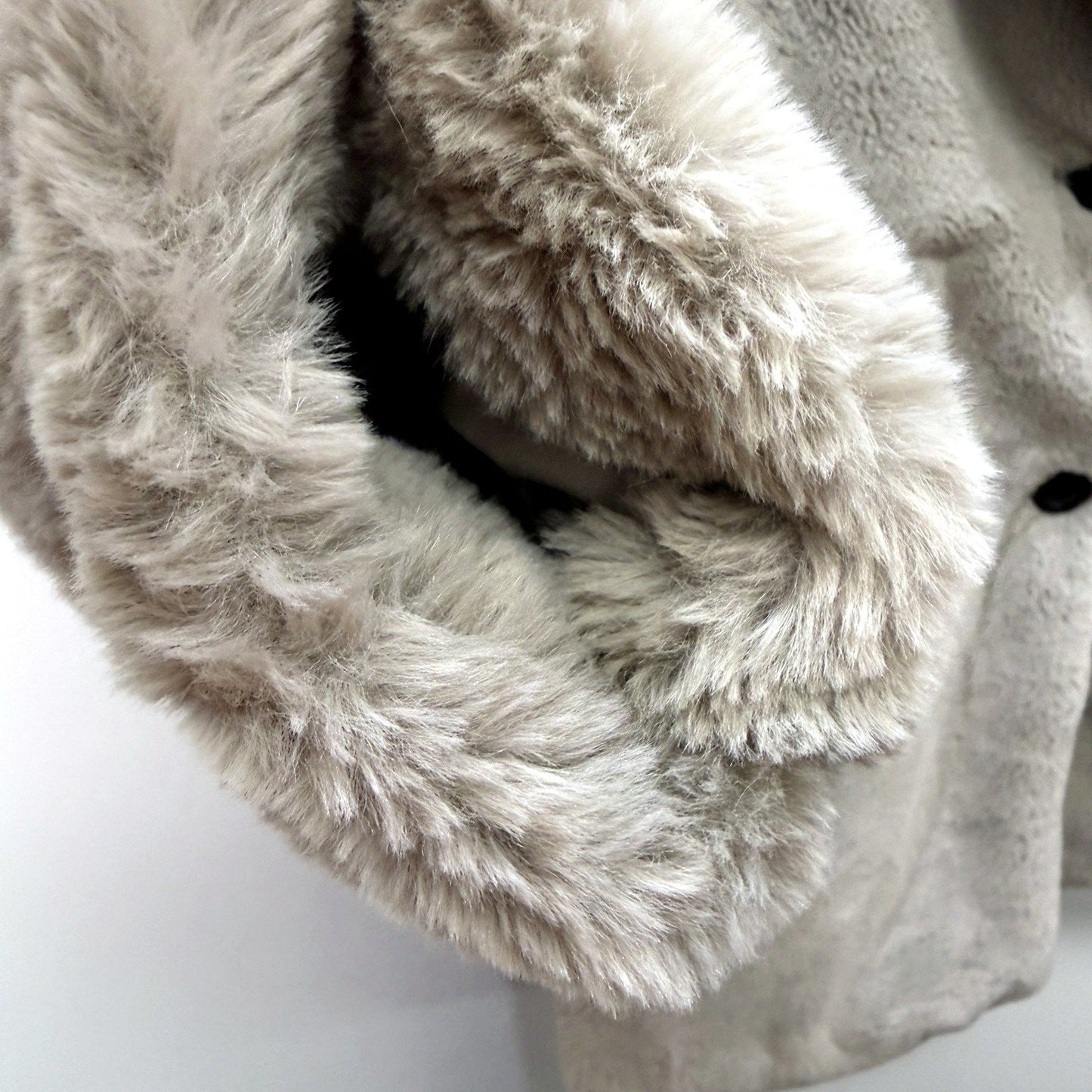 Decjuba Womens Oversized Faux Fur Coat with Gray Collar in Size L NEW