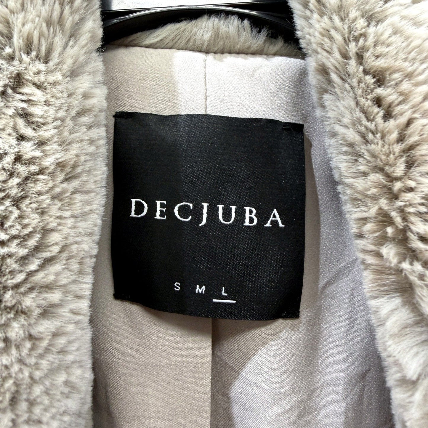 Decjuba Womens Oversized Faux Fur Coat with Gray Collar in Size L NEW