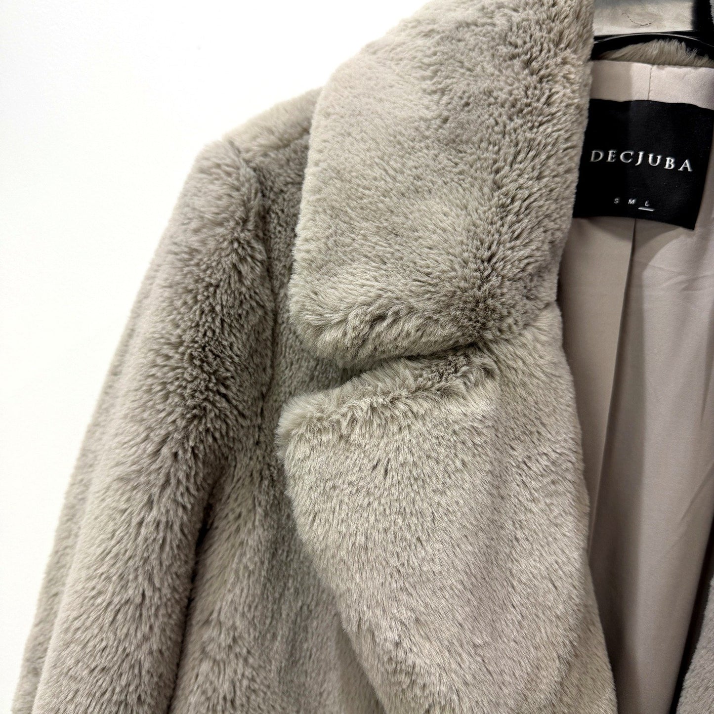 Decjuba Womens Oversized Faux Fur Coat with Gray Collar in Size L NEW