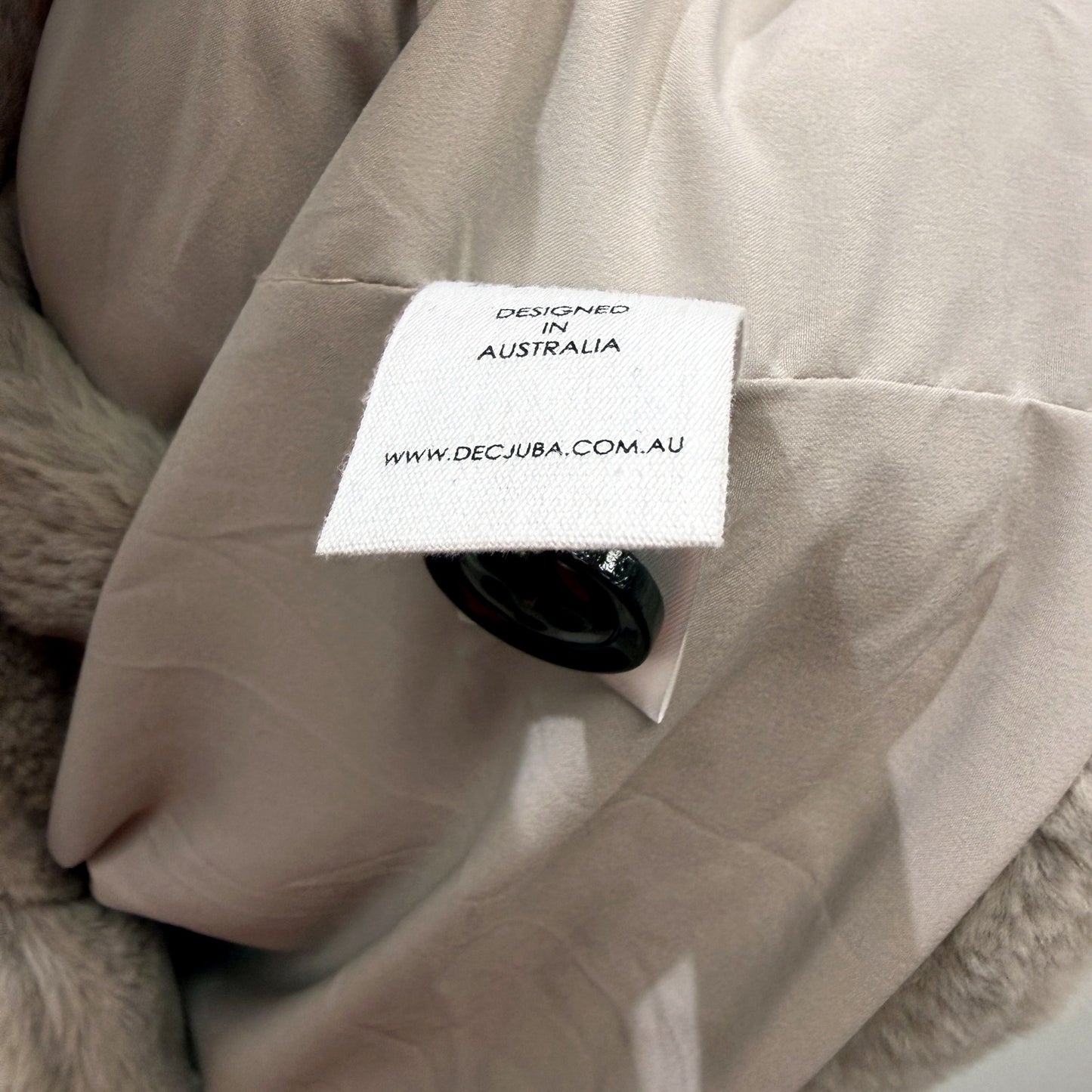 Decjuba Womens Oversized Faux Fur Coat with Gray Collar in Size L NEW