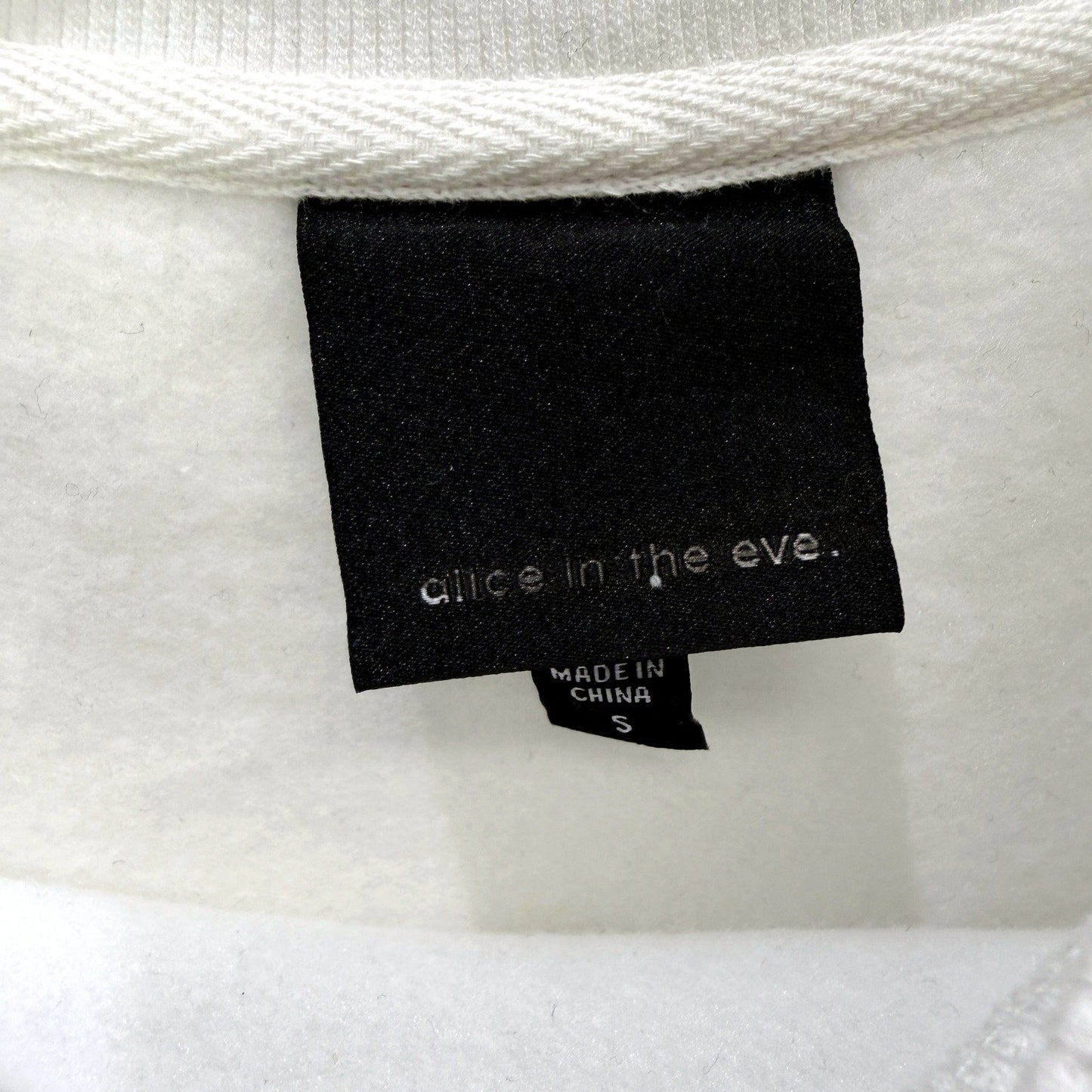 Alice in the Eve Womens Graphic Cherry Print Pullover Sweatshirt White Size NEW