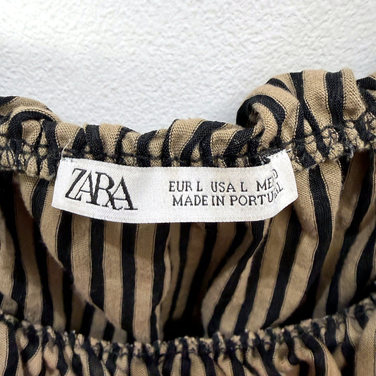 Zara Womens Striped Ruffle Puff Sleeve Blouse in Beige and Black, Size L