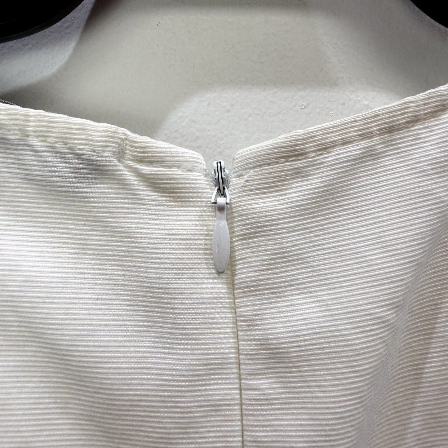 CUE Womens Pleated Sleeveless Top in White - Elegant Workwear Blouse Size 14
