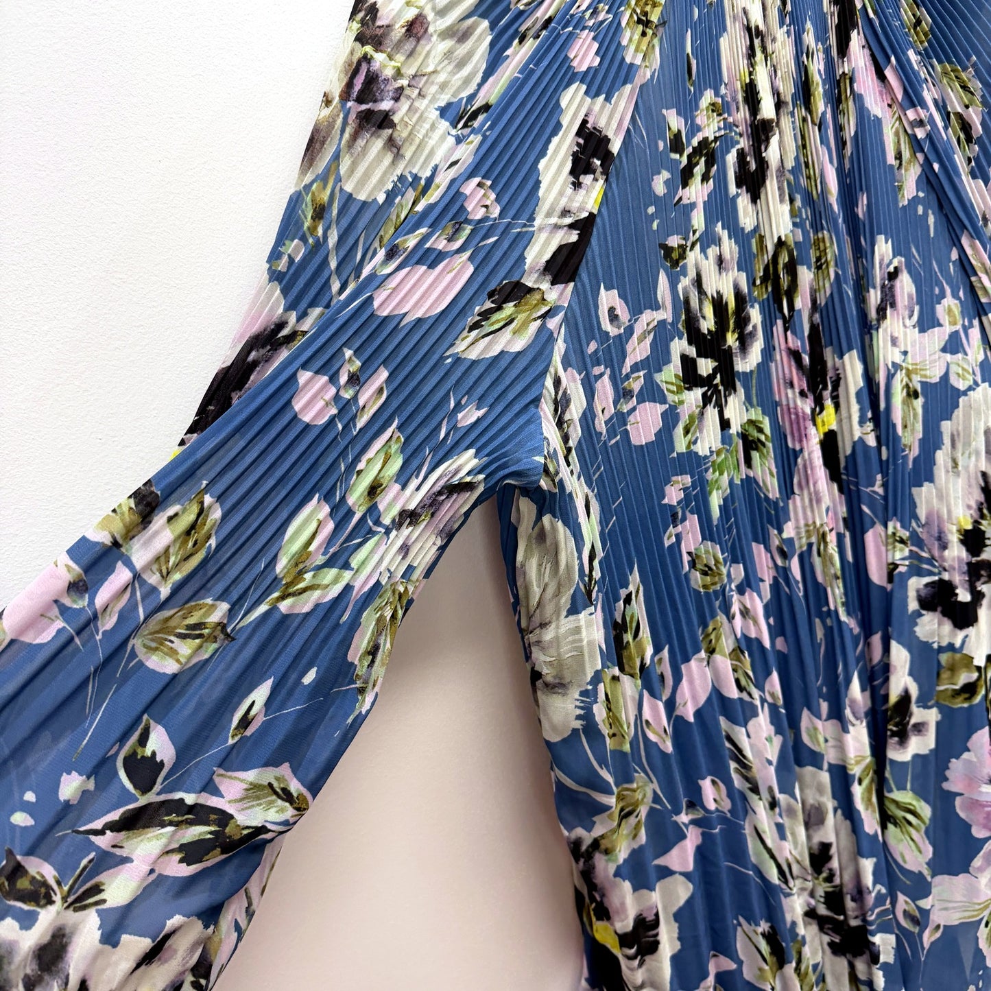 Witchery Womens Pleated Floral Blouse in Multi Color & - Size 12 NEW