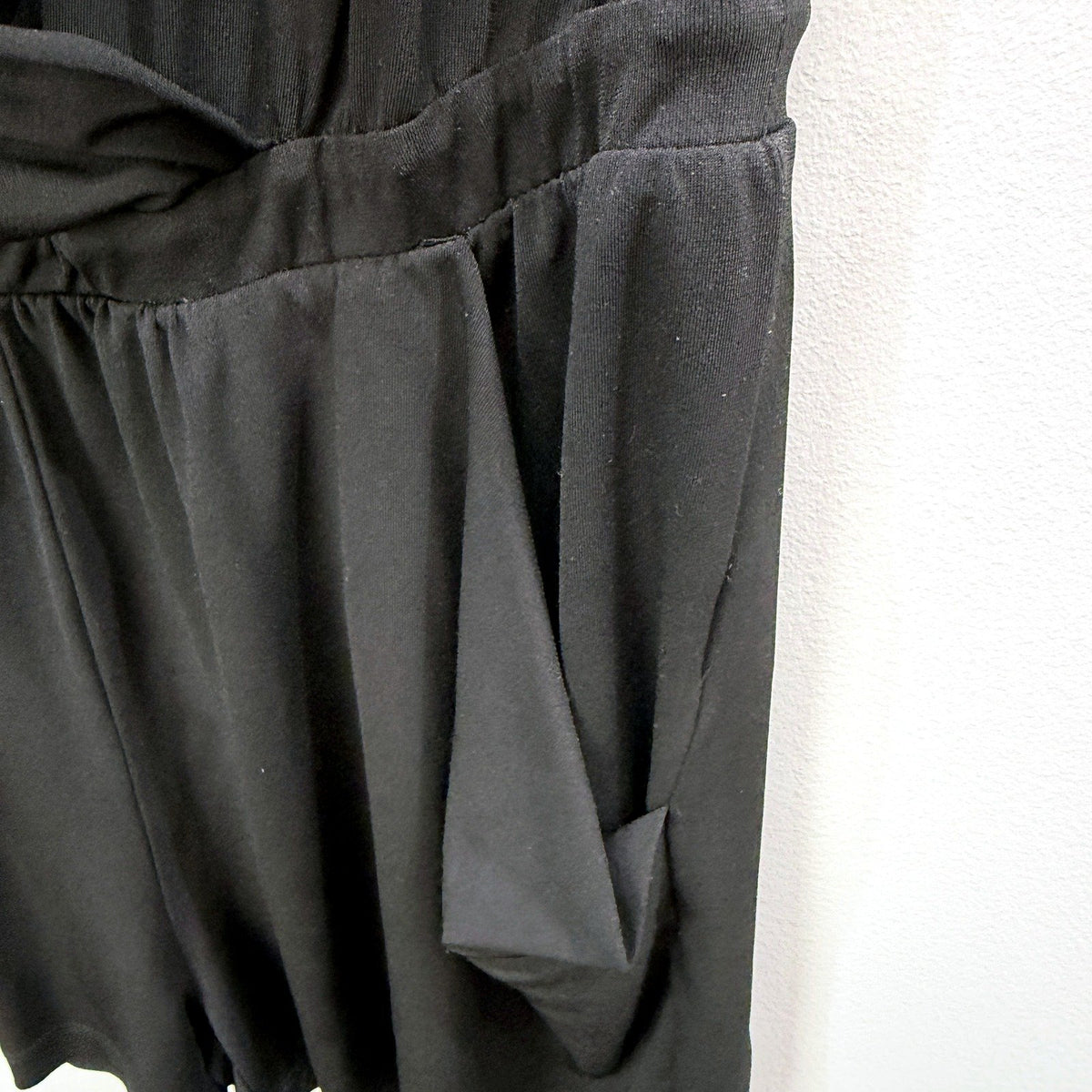 Decjuba Womens Playsuit/One Piece Sleeveless Draped Flowy Black Playsuit Sz 12
