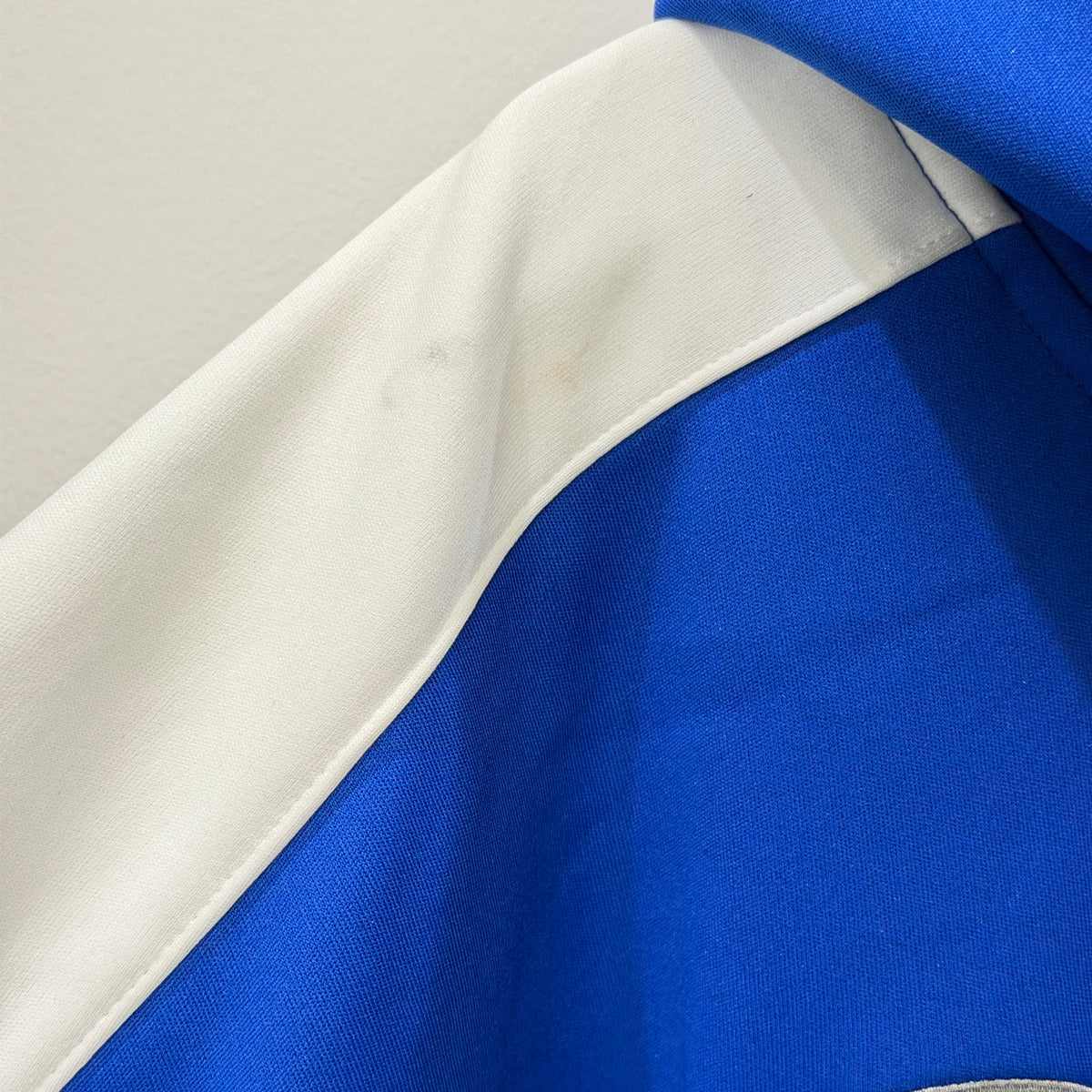 AFL North Melbourne Kangaroos Hooded Jumper Size XL– Vinnies Recent Donation