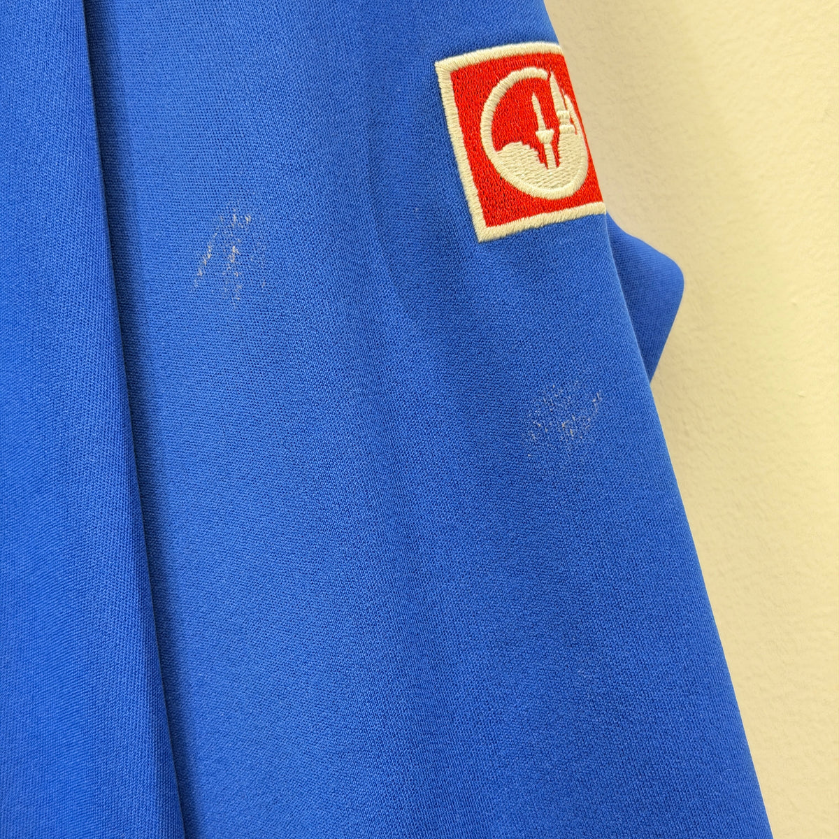 AFL North Melbourne Kangaroos Hooded Jumper Size XL– Vinnies Recent Donation