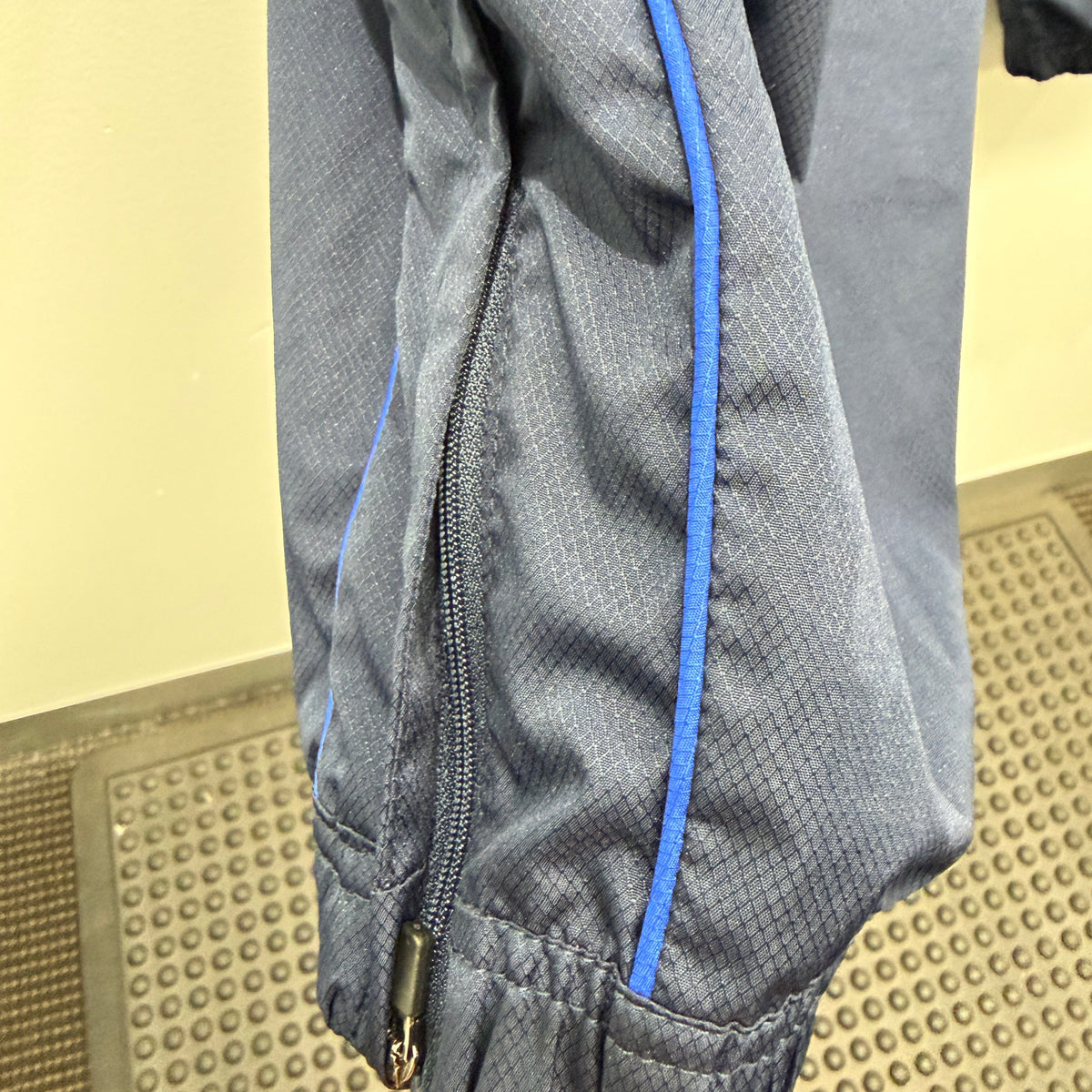 AFL North Melbourne Kangaroos Sports Track Pants XL– Vinnies Recent Donation