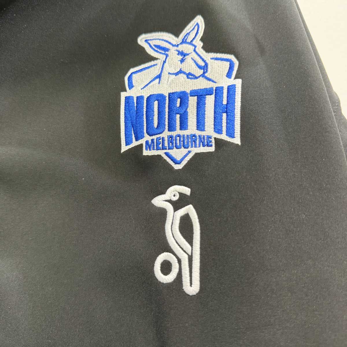 AFL North Melbourne Kangaroos Black Jacket Size XL– Vinnies Recent Donation