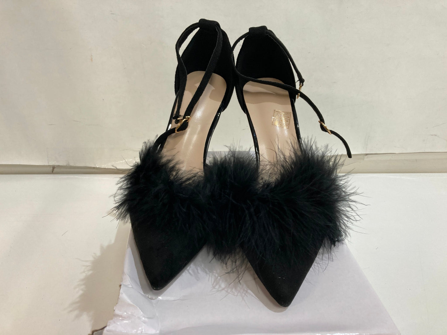 Black Heels With Faux Feather Lined Toe Shoes Ladies Sz 39 (8) *Inbox NEW