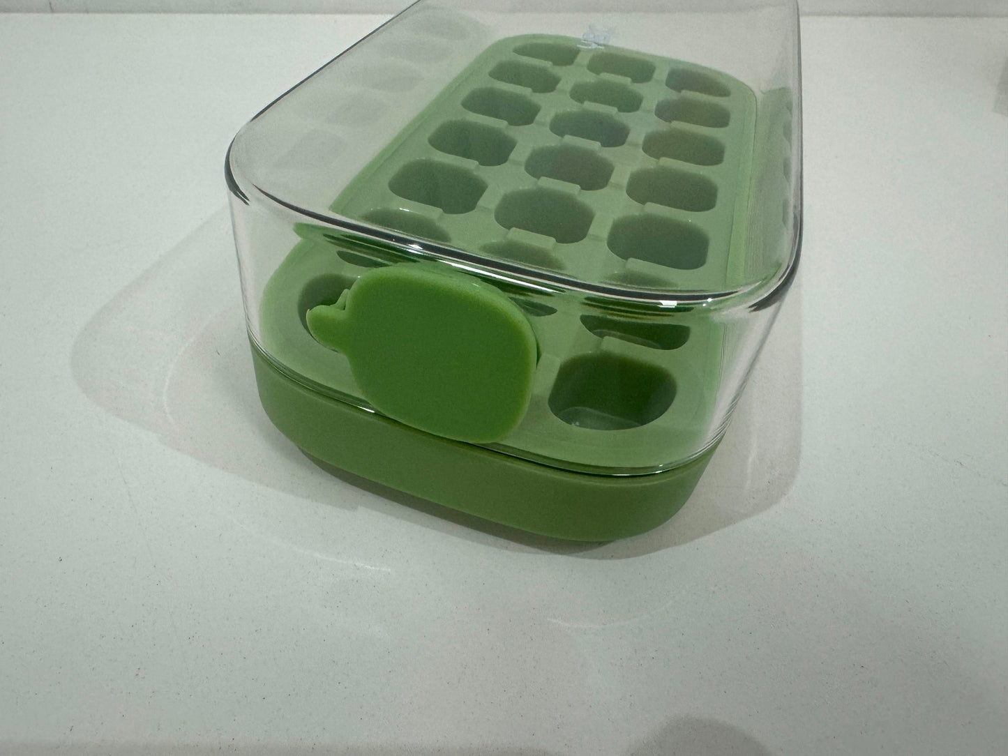 Ybg Press And Release No Touch Easy Release Ice Cube Tray Green NEW