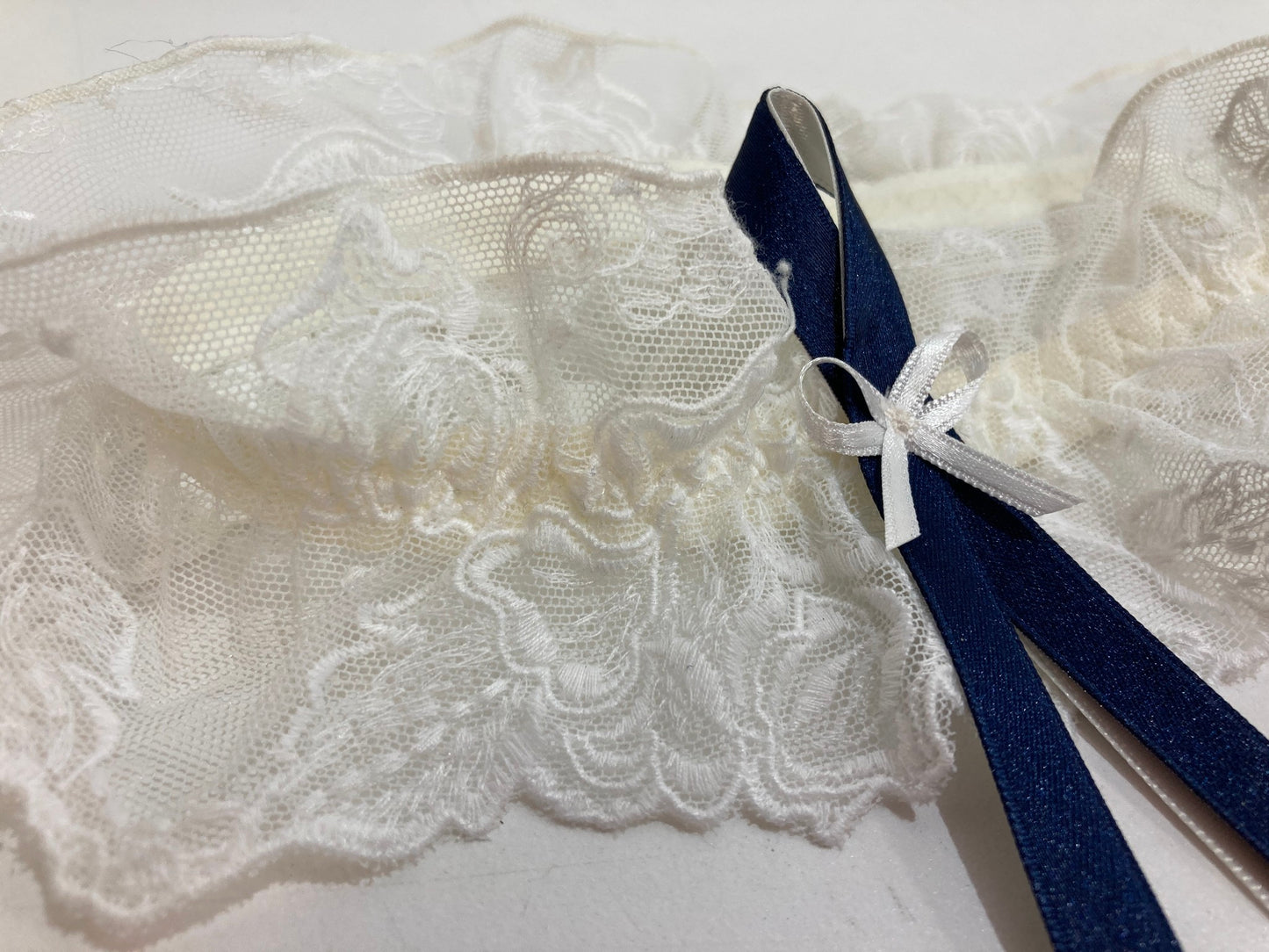 Ex-display pretty leg garter with navy and white floral design Size S